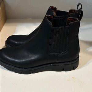 Born Womens Erin Flat Heel Chelsea Boots